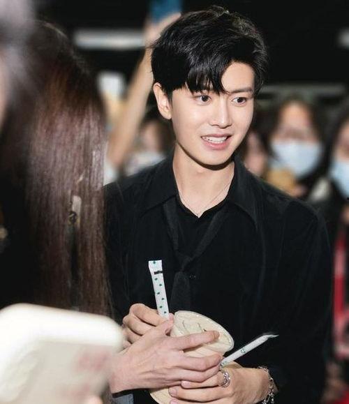 娱乐圈吃瓜爆料任嘉伦,娱乐圈风云再起，吃瓜爆料揭秘幕后真相